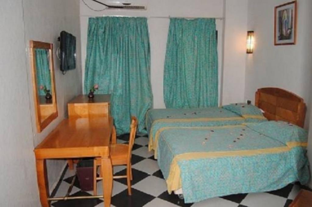 Standaardkamer met 2 eenpersoonsbedden en een bank